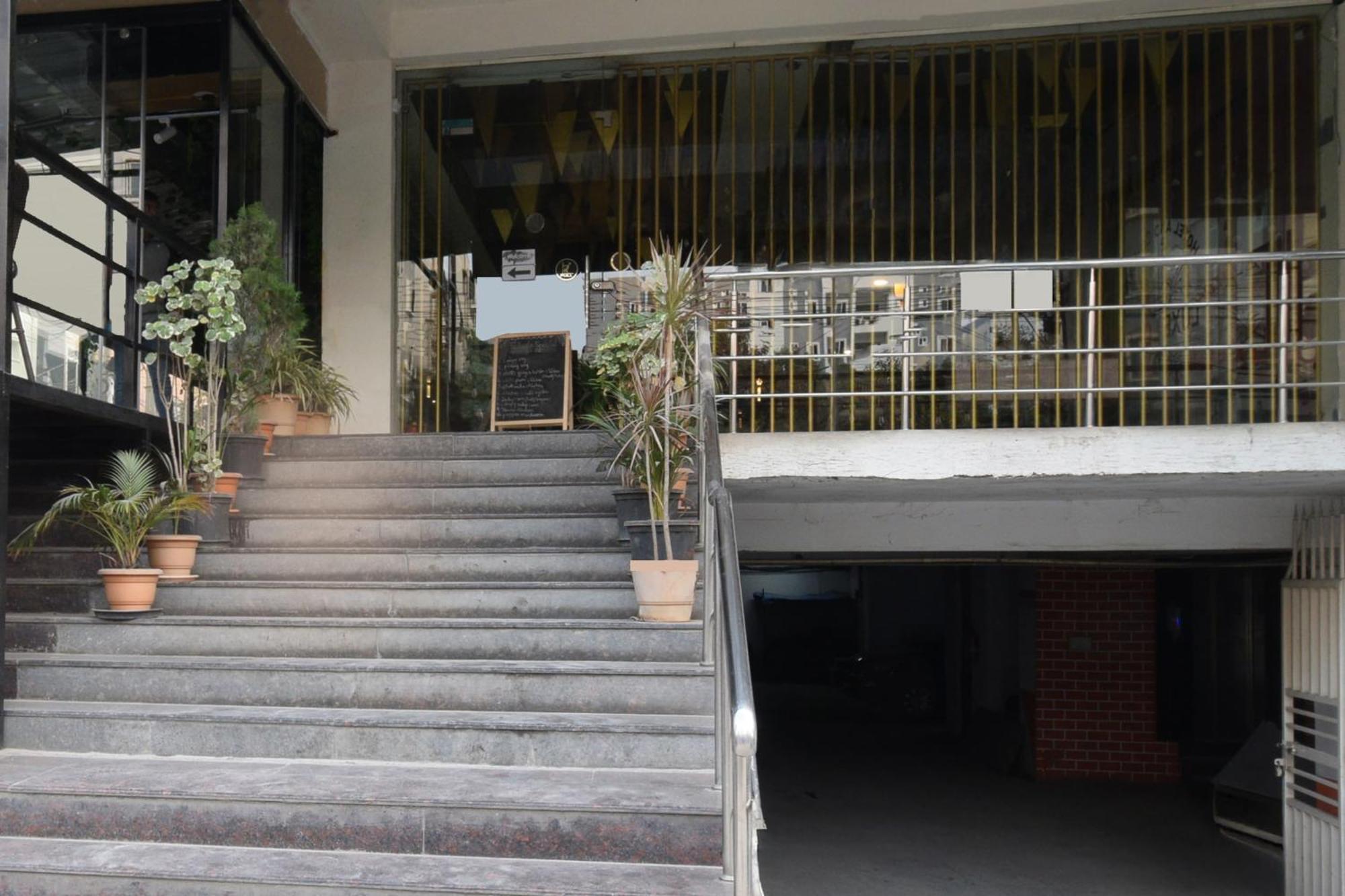 Super Townhouse Madhapur 100 Feet Road Formerly Jkc Grand Haiderabad Buitenkant foto