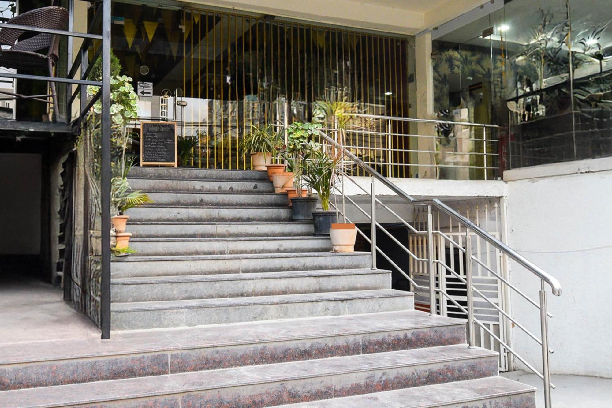 Super Townhouse Madhapur 100 Feet Road Formerly Jkc Grand Haiderabad Buitenkant foto