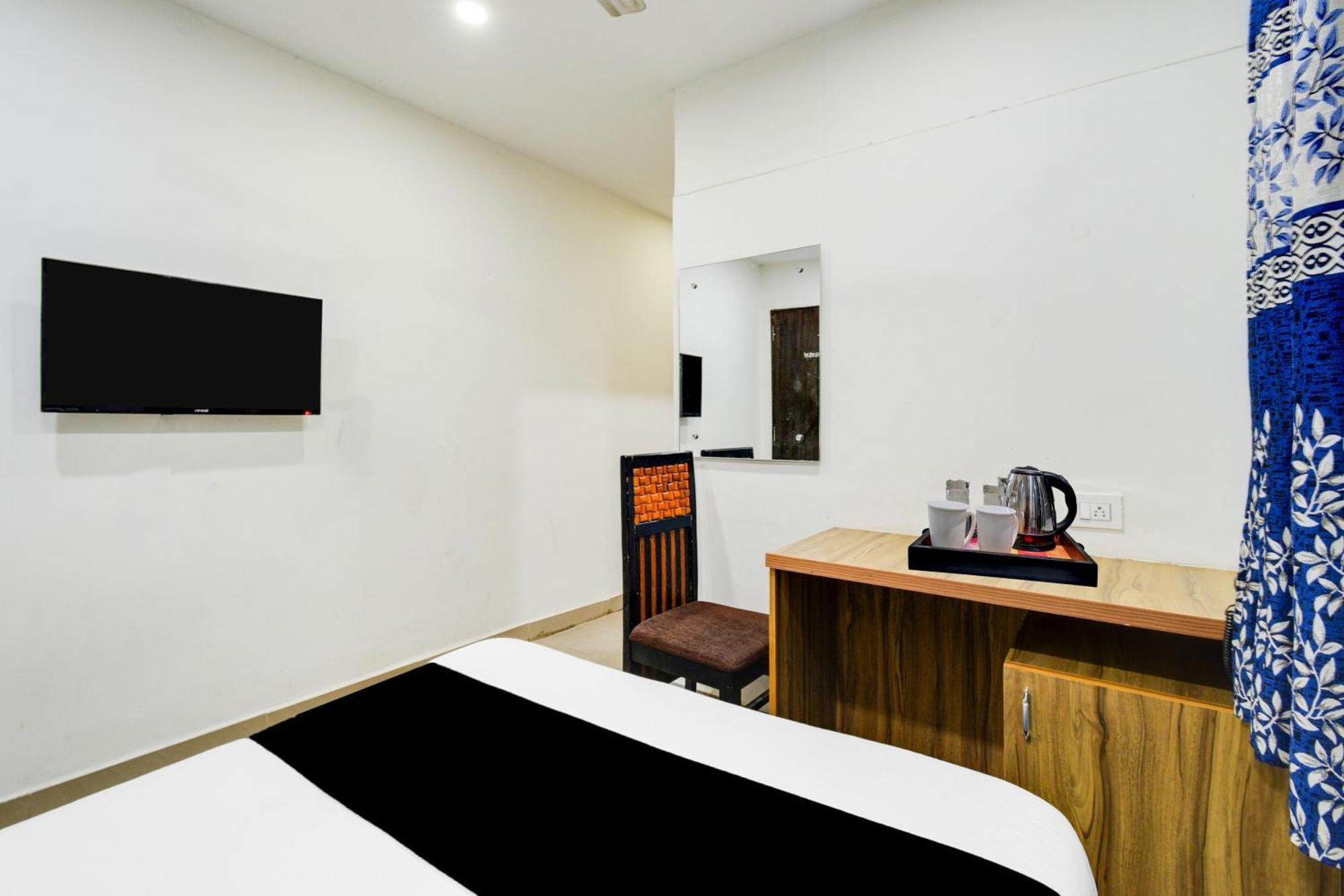 Super Townhouse Madhapur 100 Feet Road Formerly Jkc Grand Haiderabad Buitenkant foto
