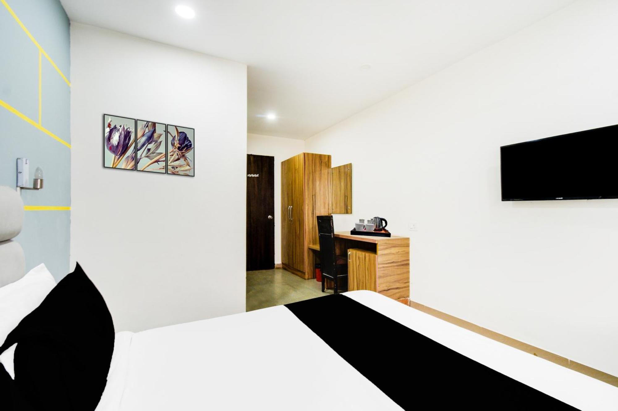 Super Townhouse Madhapur 100 Feet Road Formerly Jkc Grand Haiderabad Buitenkant foto