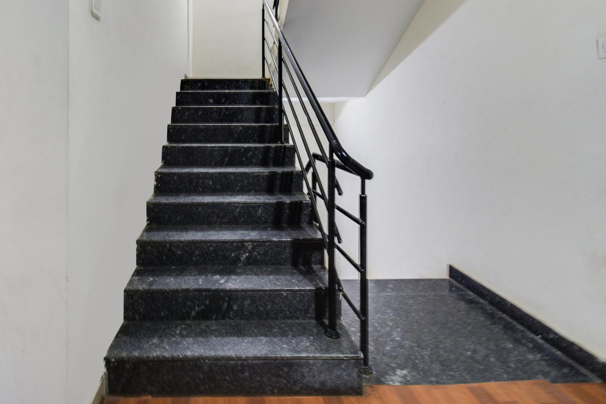 Super Townhouse Madhapur 100 Feet Road Formerly Jkc Grand Haiderabad Buitenkant foto