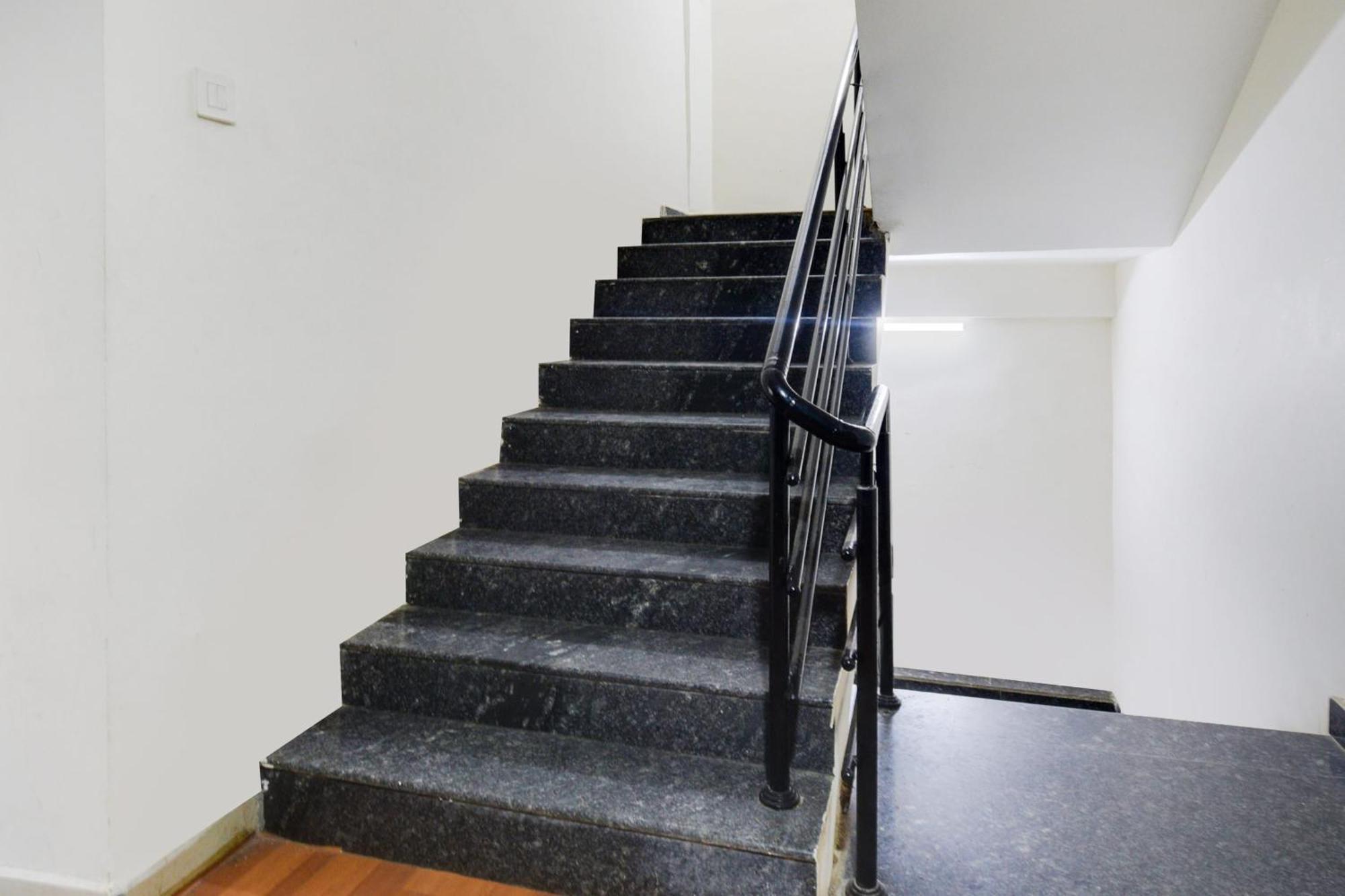 Super Townhouse Madhapur 100 Feet Road Formerly Jkc Grand Haiderabad Buitenkant foto