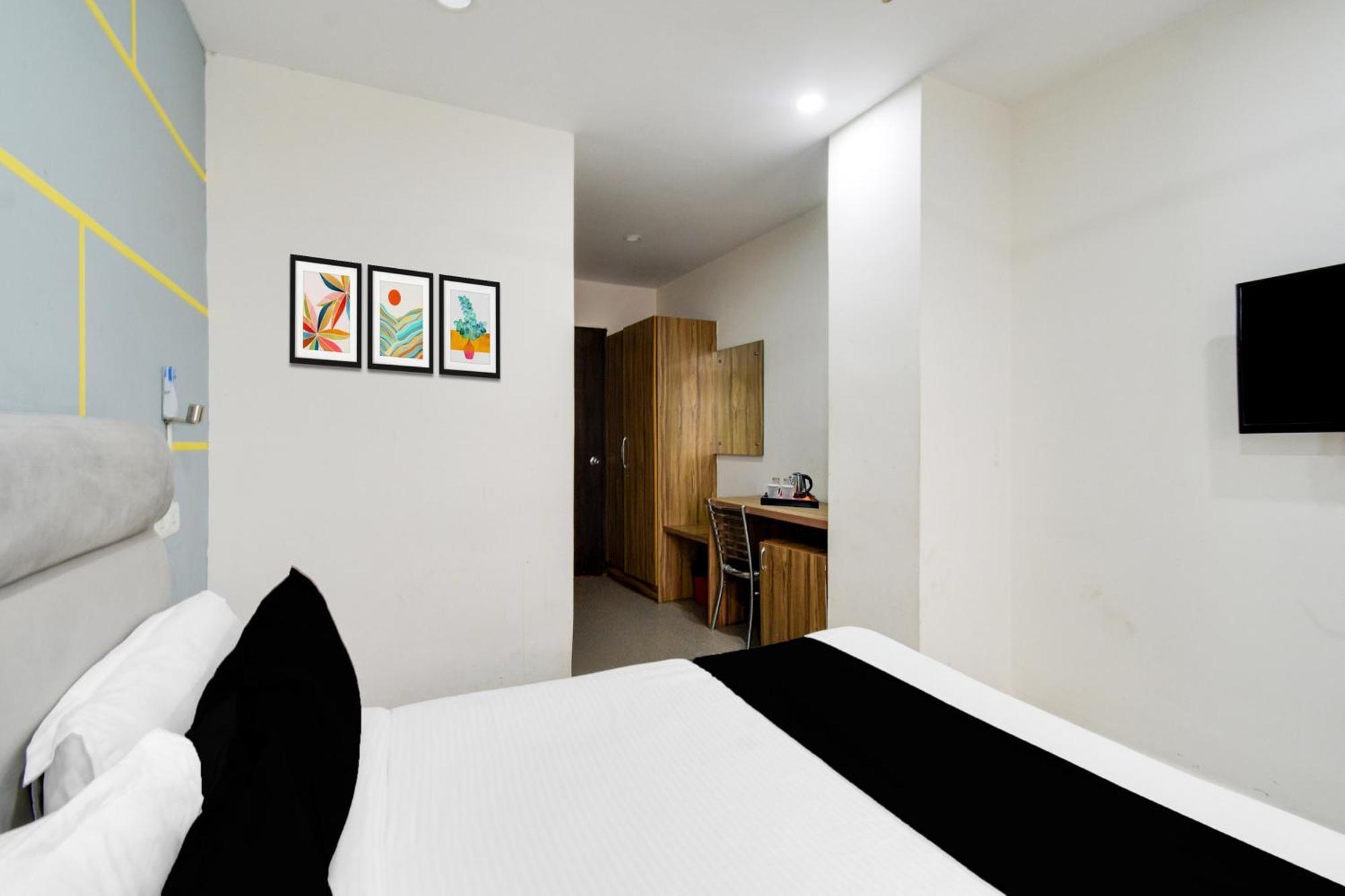 Super Townhouse Madhapur 100 Feet Road Formerly Jkc Grand Haiderabad Buitenkant foto
